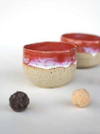 Preview: handgetöpferter Cappuccino Keramik Becher weiß rot rose